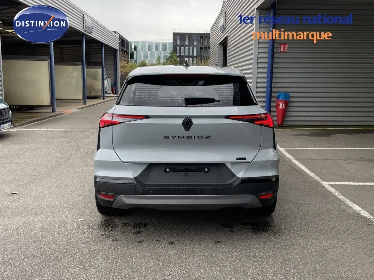 Vue arrière du Renault Symbioz gris Rafale Métal avec feux LED fins et plaque d'immatriculation Zero KM visible.
