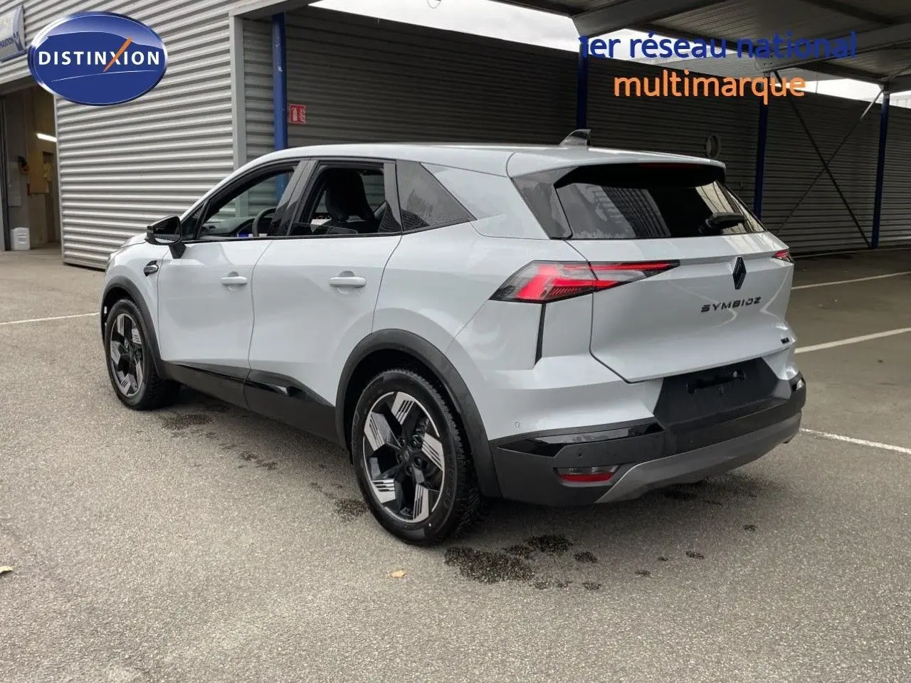 Vue 3/4 arrière droite du Renault Symbioz gris Rafale métal avec feux LED et jantes distinctives.
