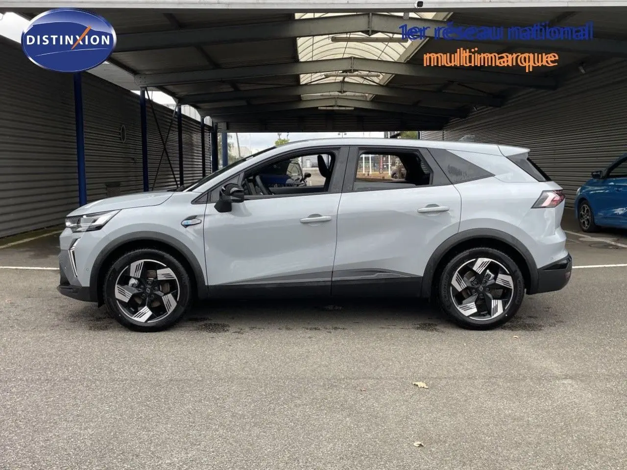 Profil droit du Renault Symbioz gris Rafale Métal 2026, SUV hybride avec jantes noires et argentées distinctives.