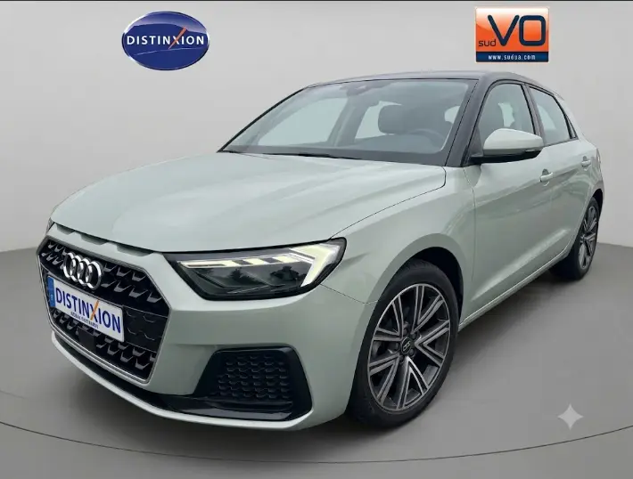 Audi A1 Sportback gris en 3/4 avant droit, avec calandre noire et jantes alliage distinctives.