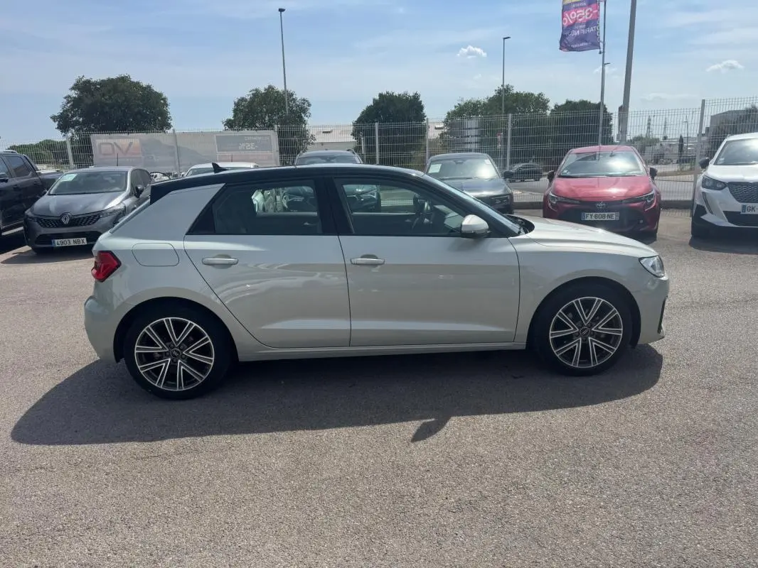 Audi A1 Sportback gris vue de profil côté gauche, avec jantes alliage et toit noir contrastant.