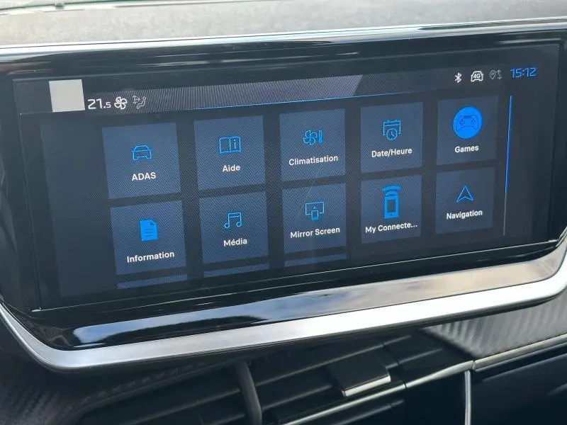 Écran tactile multifonction affichant les options ADAS, climatisation et navigation du Peugeot 2008 hybride 2025.