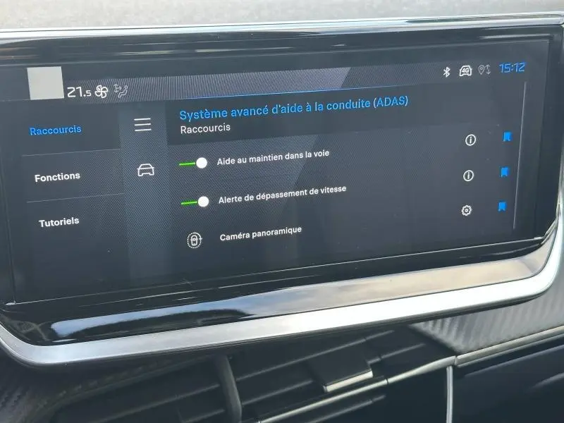 Écran tactile central du Peugeot 2008 Hybrid 145ch GT montrant les aides à la conduite avancées.