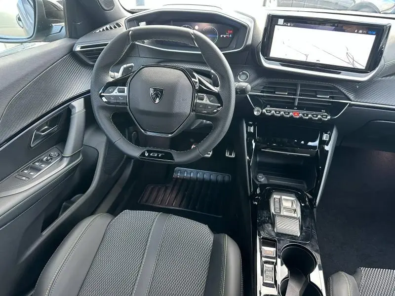 Vue intérieure côté conducteur du Peugeot 2008 Hybrid 145ch GT avec volant cuir GT et écran tactile central.