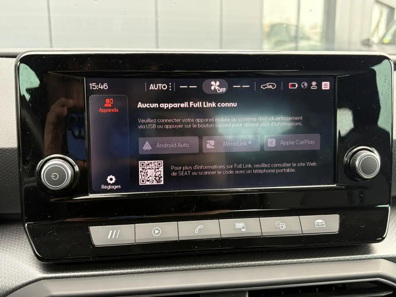 Écran central tactile du SEAT Leon 2024 affichant les options Full Link avec Apple CarPlay et Android Auto.