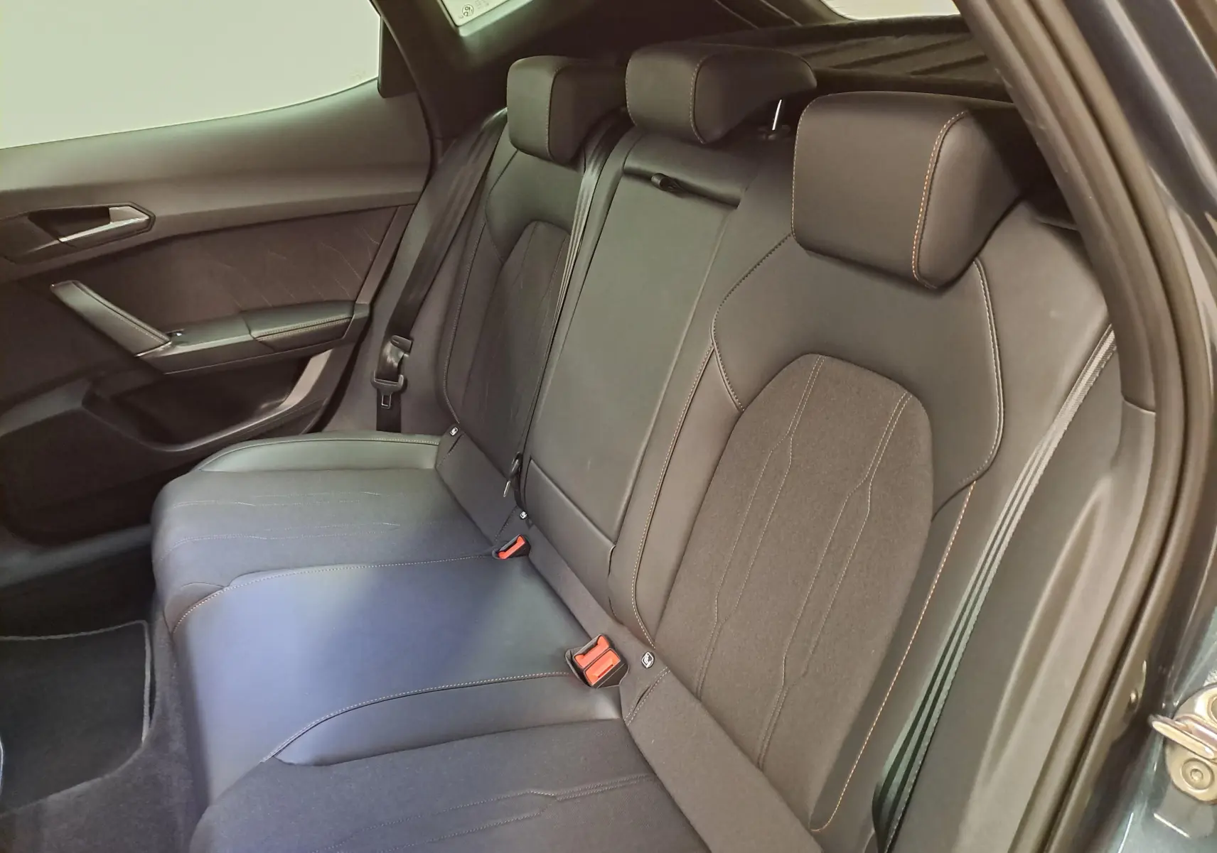 Vue intérieure du siège arrière droit du CUPRA Formentor 1.4 EHybrid 2025 avec sellerie noire et surpiqûres cuivrées.