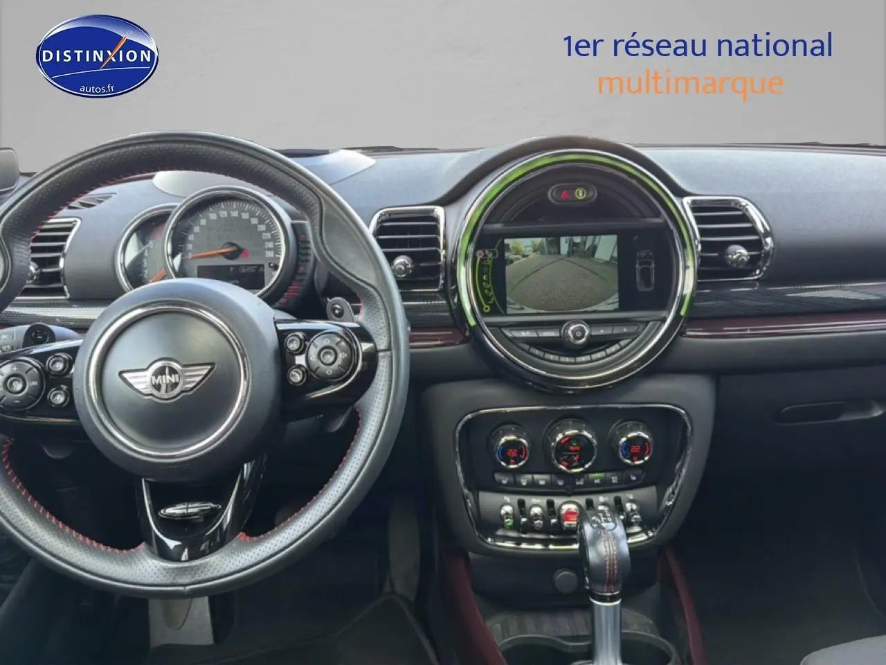 Vue intérieure du tableau de bord de la MINI Clubman bordeaux, avec écran central affichant la caméra de recul.