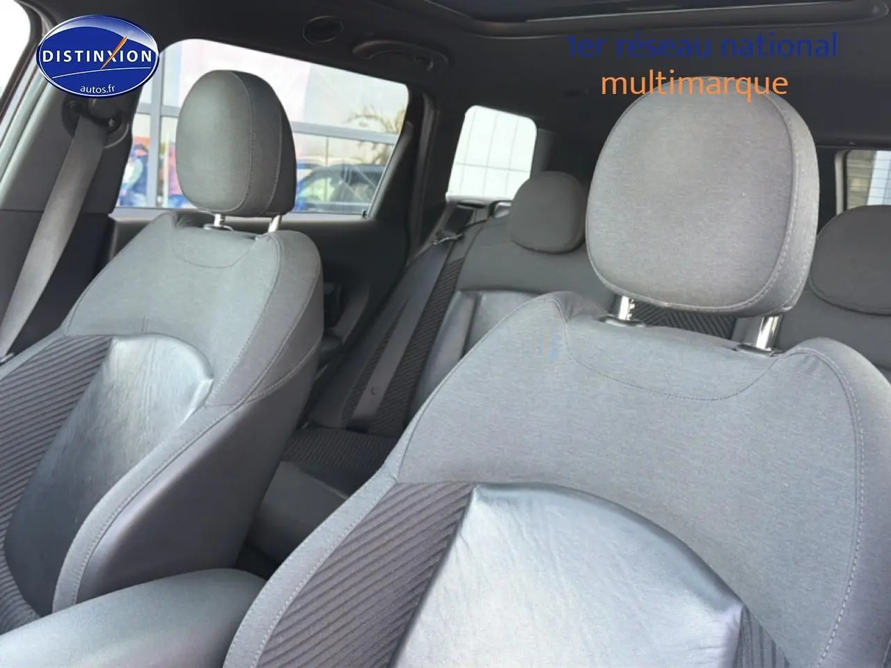 Vue intérieure rapprochée des sièges avant en tissu gris et cuir du MINI Clubman bordeaux 2016.