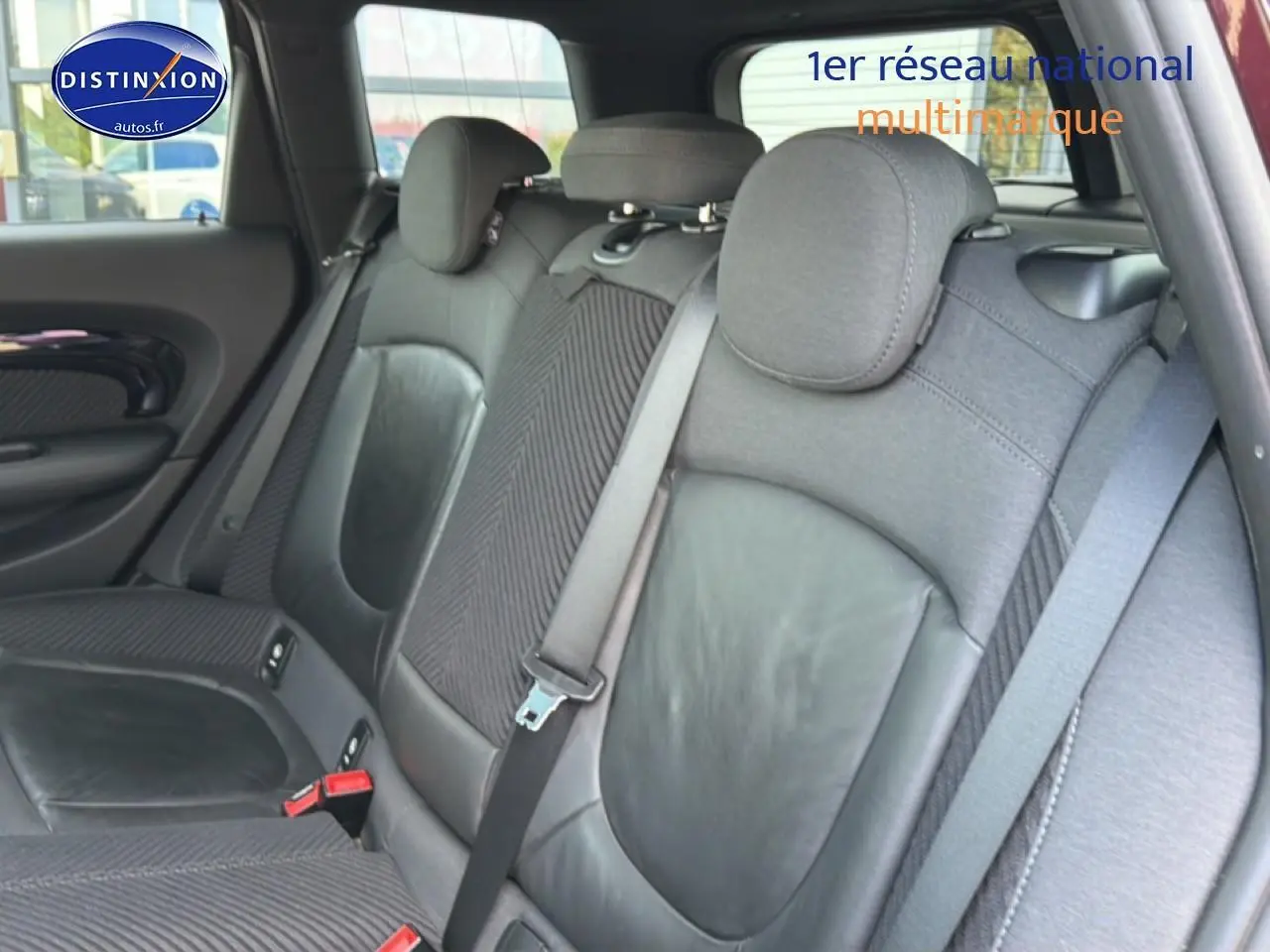Vue intérieure sur la banquette arrière en tissu et cuir noir de la MINI Clubman F54 bordeaux.
