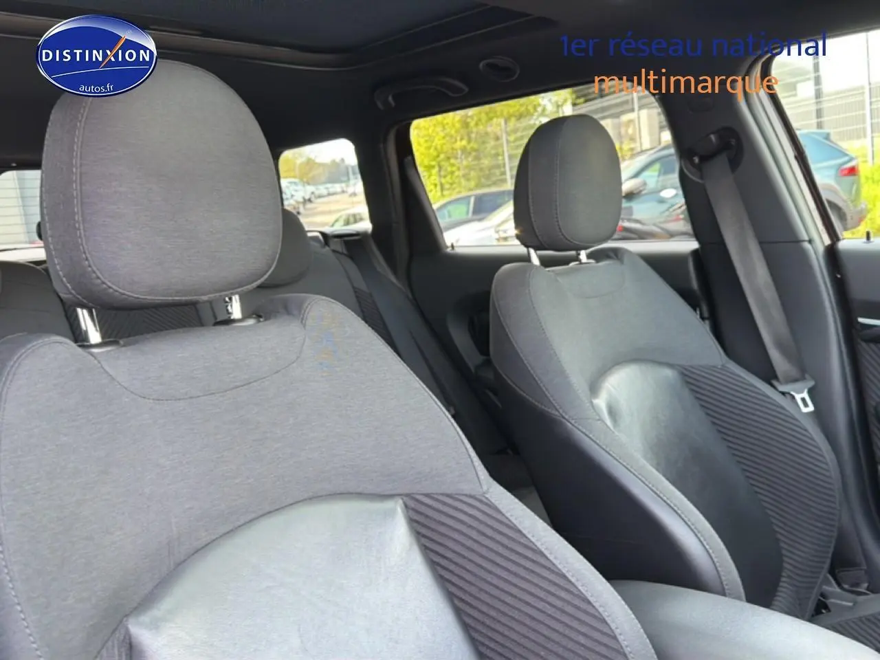 Vue intérieure rapprochée des sièges avant en tissu gris et cuir noir du MINI Clubman bordeaux 2016.