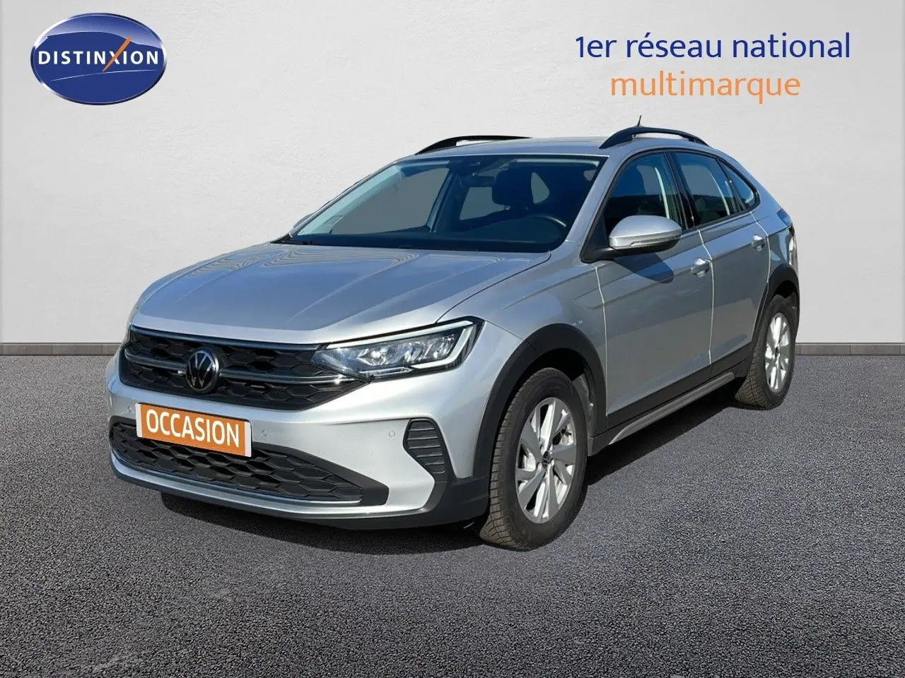 Volkswagen Taigo 1.0 TSI 110ch Life Business en reflet d'argent métal, vue 3/4 avant droit sur fond neutre.