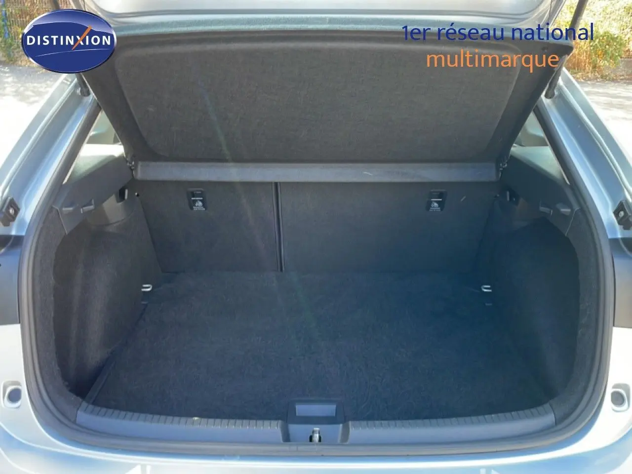 Coffre ouvert vu de l'arrière d'un Volkswagen Taigo 2022 couleur reflet d'argent métal, montrant un espace de chargement vide.