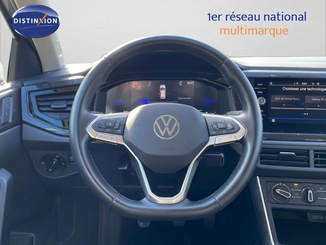 Vue frontale du volant noir de la Volkswagen Taigo 2022 avec tableau de bord numérique et écran tactile central.