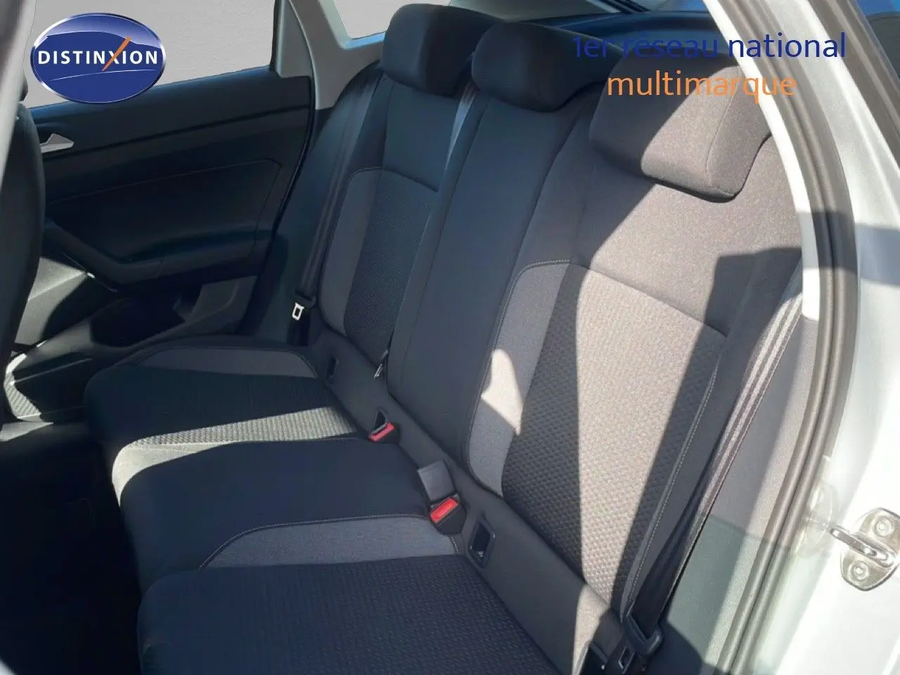 Vue intérieure côté arrière droit du Volkswagen Taigo 2022 en reflet d'argent métal, montrant les sièges arrière en tissu noir.