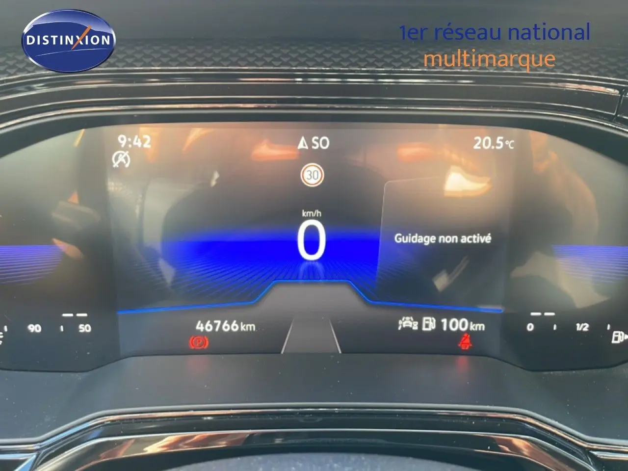 Tableau de bord numérique du Volkswagen Taigo 2022 affichant la vitesse à 0 km/h et une autonomie de 100 km.