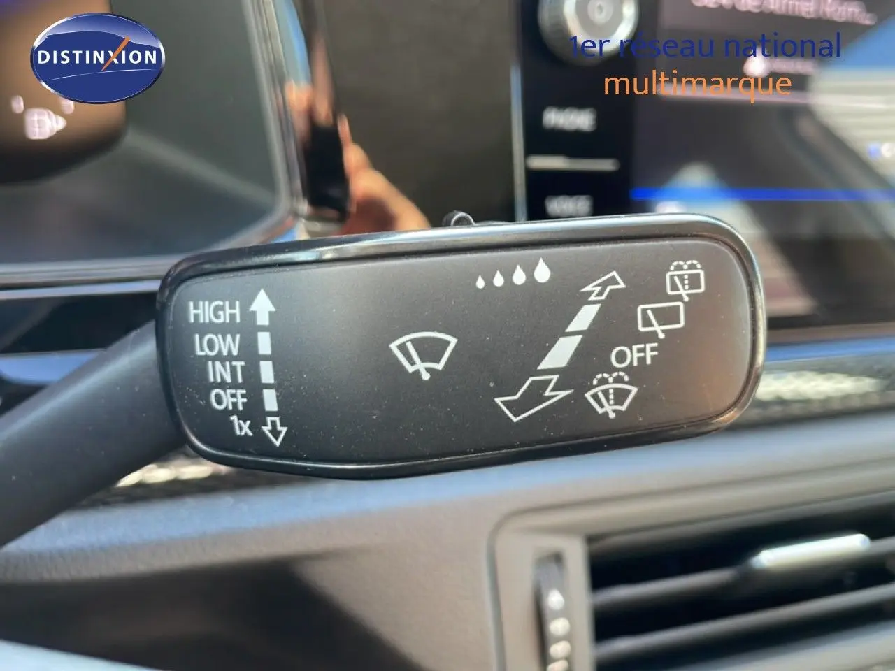 Gros plan sur la commande des essuie-glaces dans l'habitacle du Volkswagen Taigo 2022 couleur reflet d'argent métal.