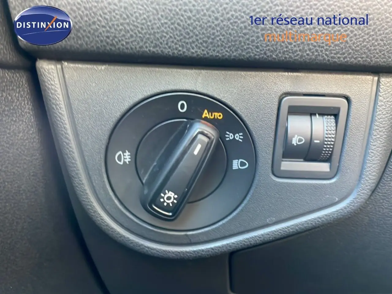 Gros plan sur la molette de réglage des phares du Volkswagen Taigo 2022, finition Life Business, intérieur noir.