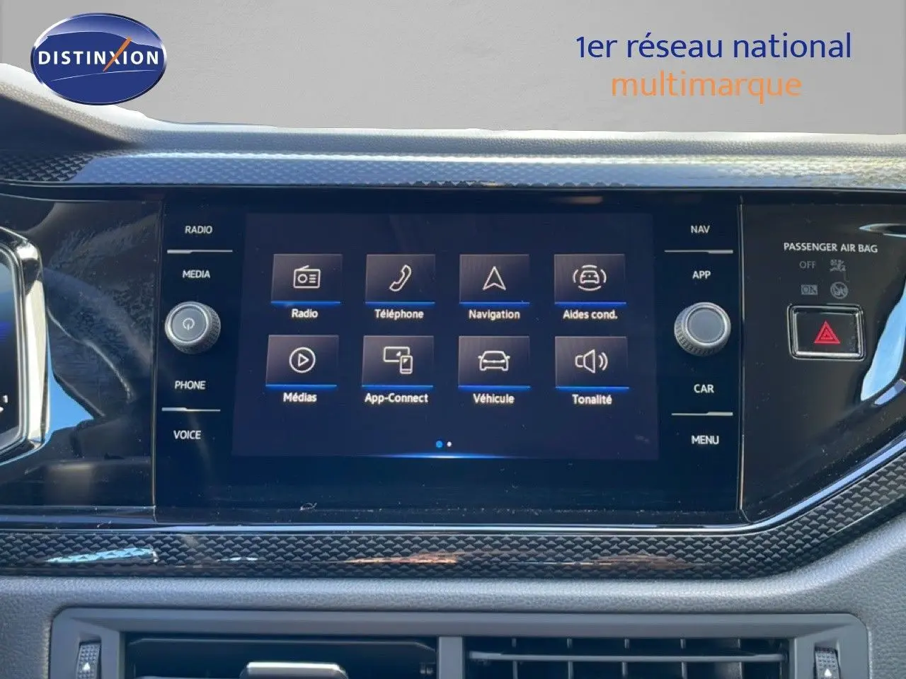 Écran tactile central du tableau de bord du Volkswagen Taigo 2022, affichant les options multimédia et navigation.