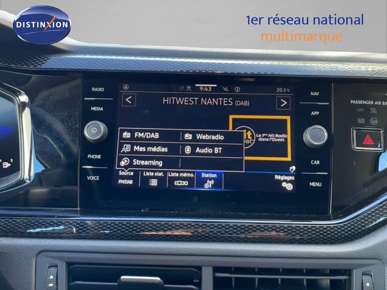 Vue rapprochée de l’écran multimédia tactile du Volkswagen Taigo 2022 en reflet d’argent, affichant la radio HITWEST Nantes.
