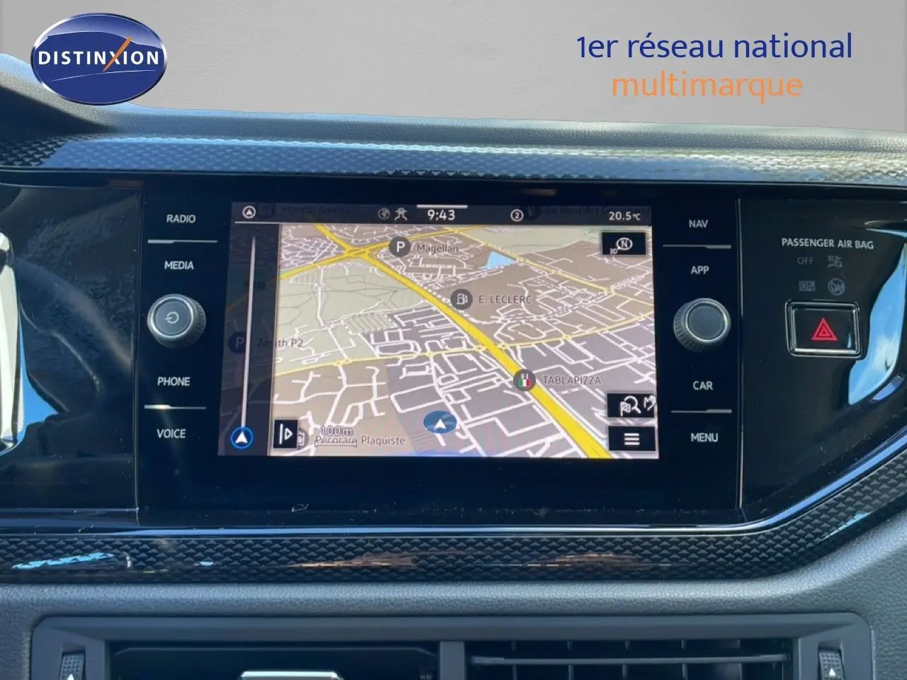 Vue rapprochée de l'écran tactile central du tableau de bord du Volkswagen Taigo 2022 affichant un GPS en fonctionnement.