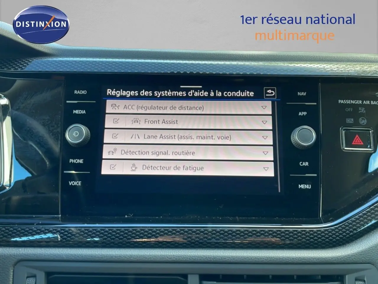 Écran central du tableau de bord du Volkswagen Taigo 2022 affichant les réglages des aides à la conduite.