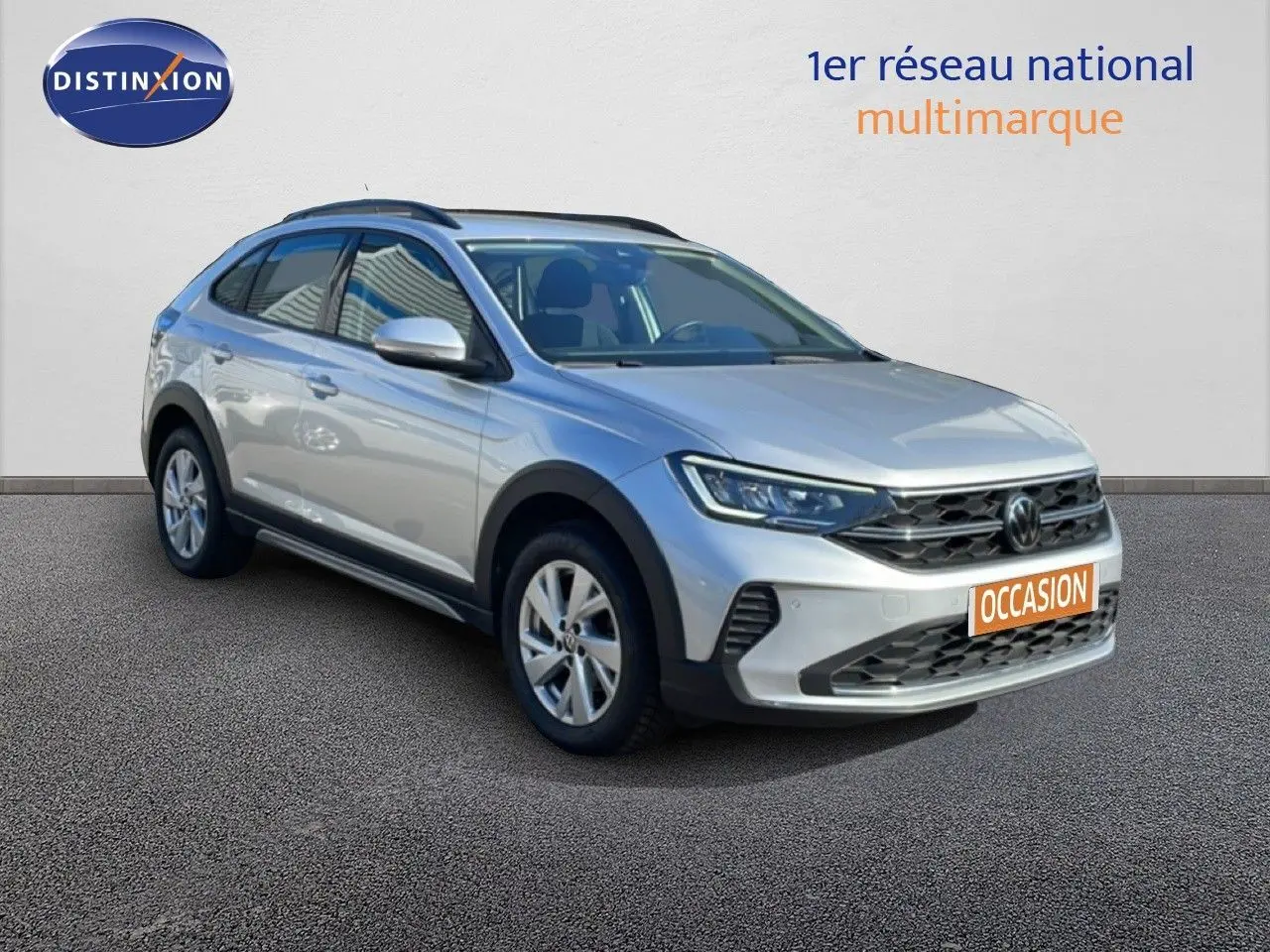 Volkswagen Taigo 1.0 TSI 110 Life Business en reflet d'argent métal, vue 3/4 avant droit avec calandre noire.