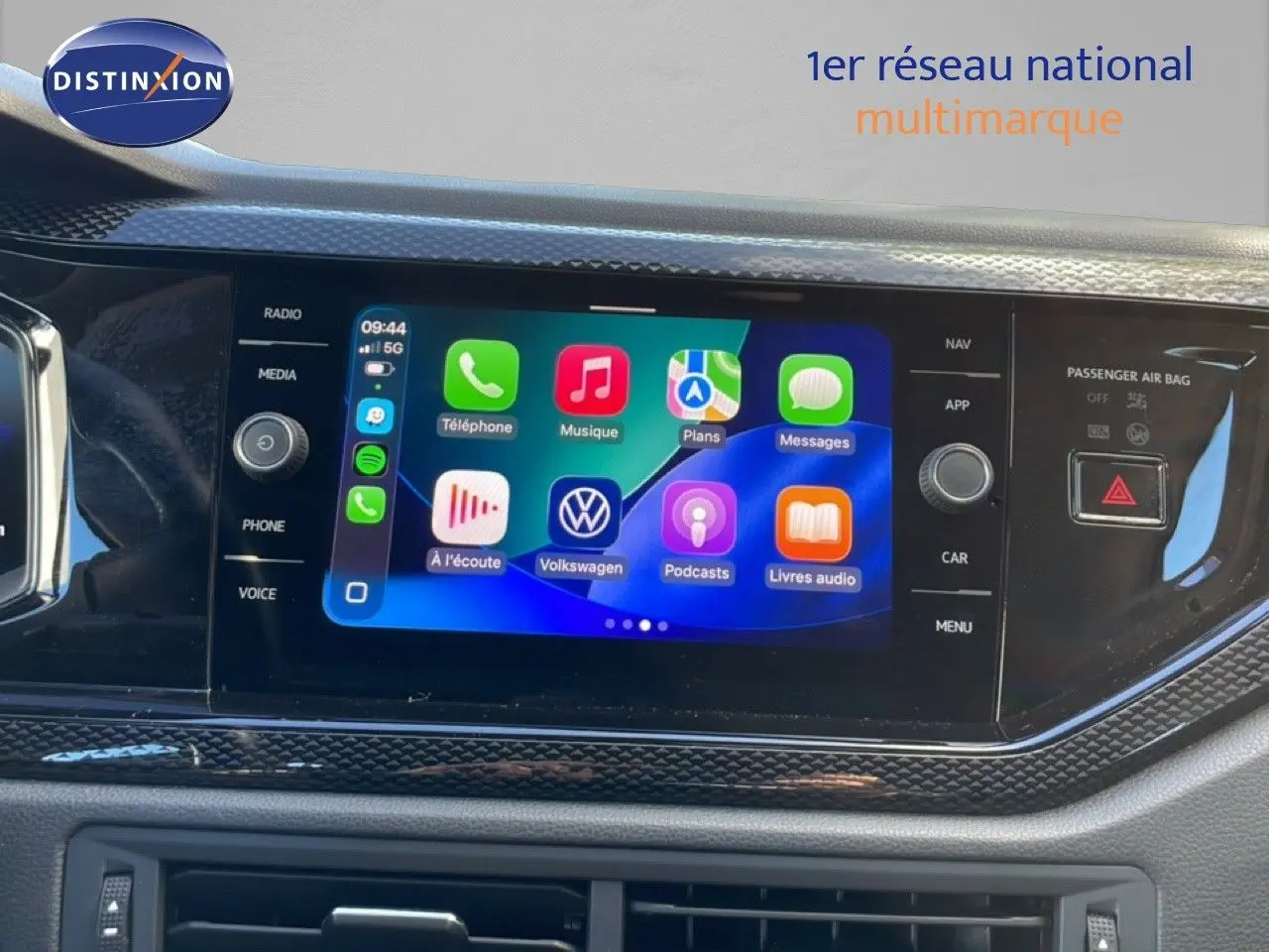 Vue rapprochée de l’écran tactile central du Volkswagen Taigo 2022 avec interface Apple CarPlay affichée.