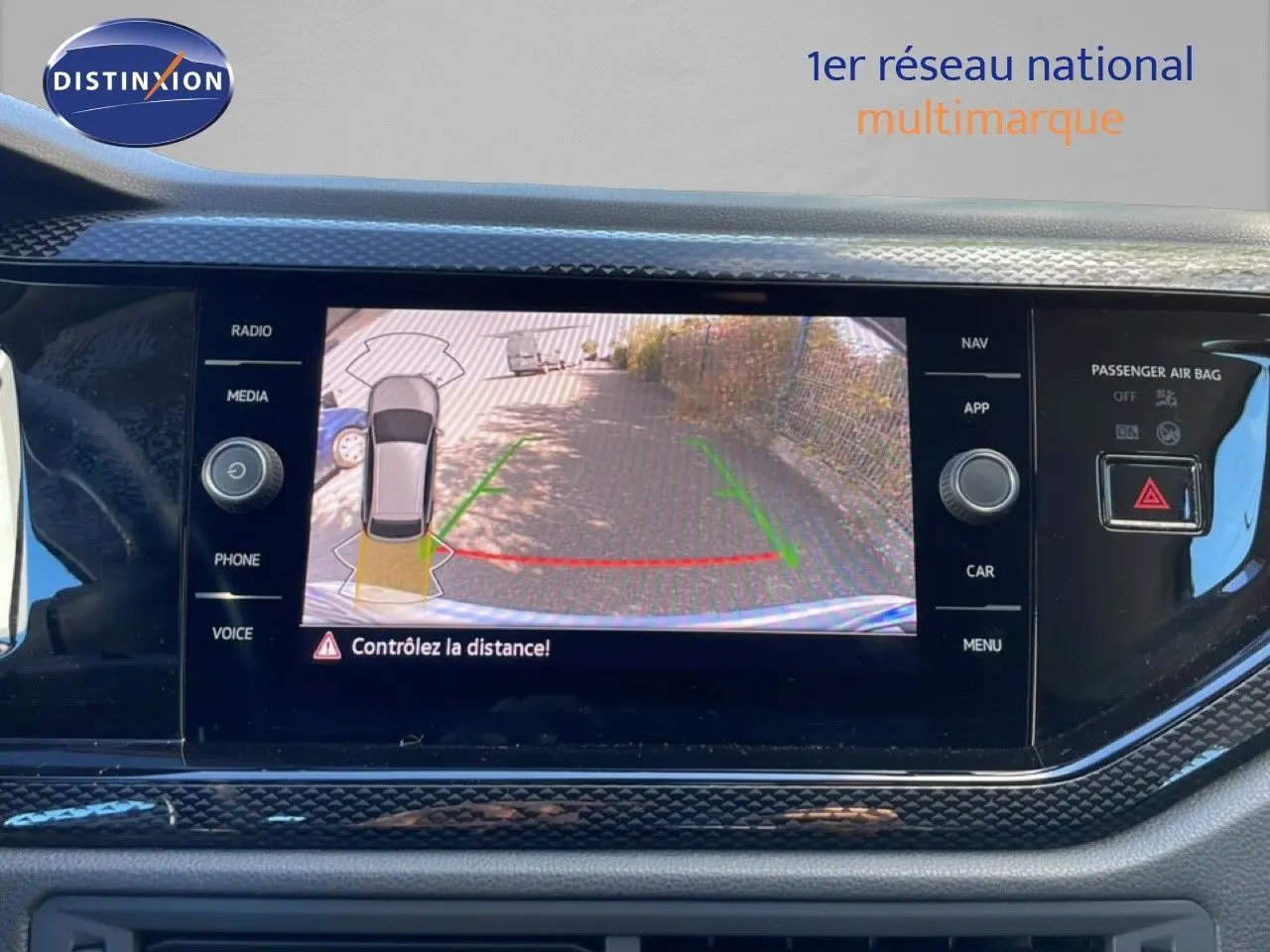 Écran central de Volkswagen Taigo 2022 montrant la caméra de recul avec guidage de trajectoire et alertes de distance.