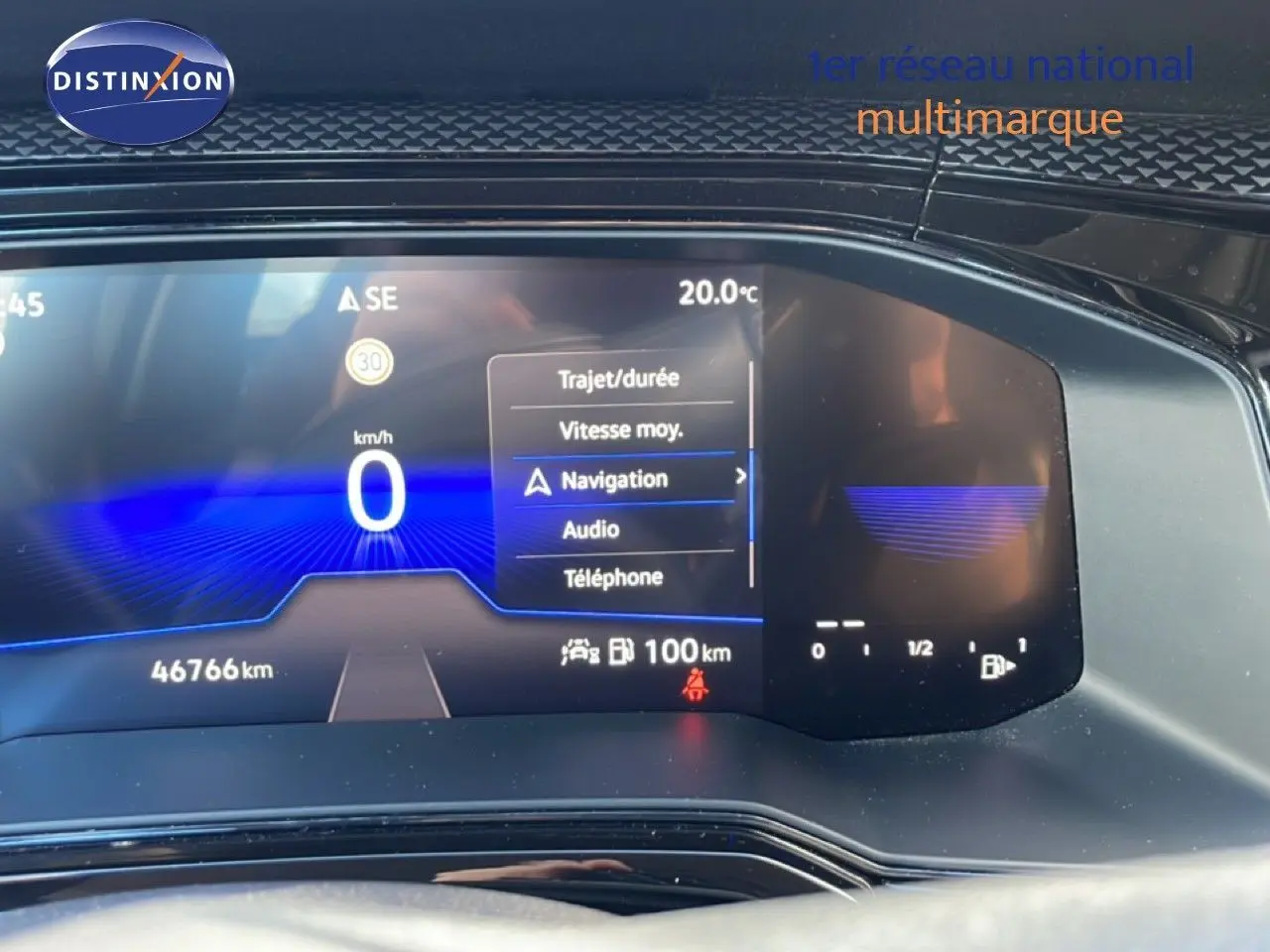 Tableau de bord numérique de Volkswagen Taigo 2022 affichant la navigation, la vitesse à 0 km/h et une température de 20°C.