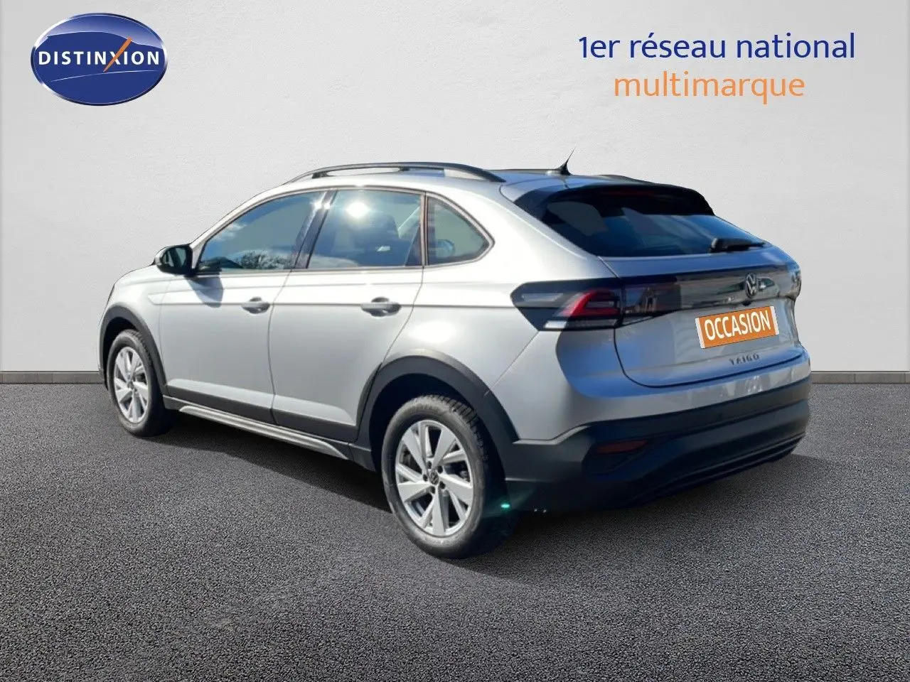 Volkswagen Taigo 2022 argent métal en 3/4 arrière côté gauche, avec feux arrière sombres et jantes alliage.