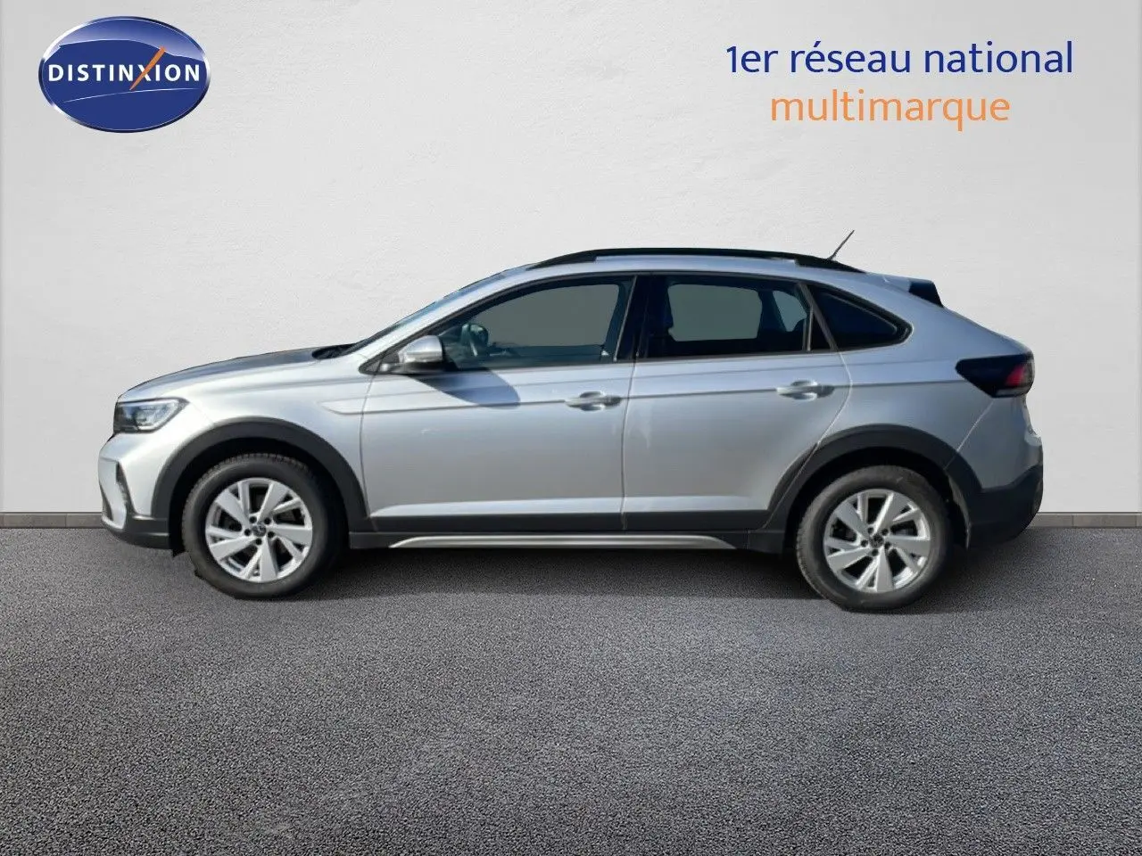 Profil droit d'un Volkswagen Taigo 1.0 TSI 110ch Life Business 2022 en reflet d'argent métal, avec jantes alliage et toit noir.