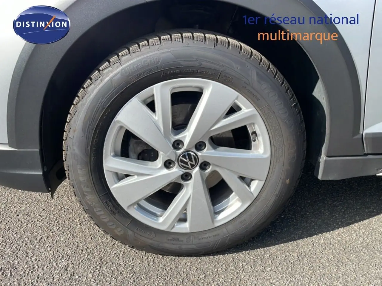 Gros plan sur la roue avant droite argentée d’un Volkswagen Taigo 2022 couleur reflet d’argent métal.