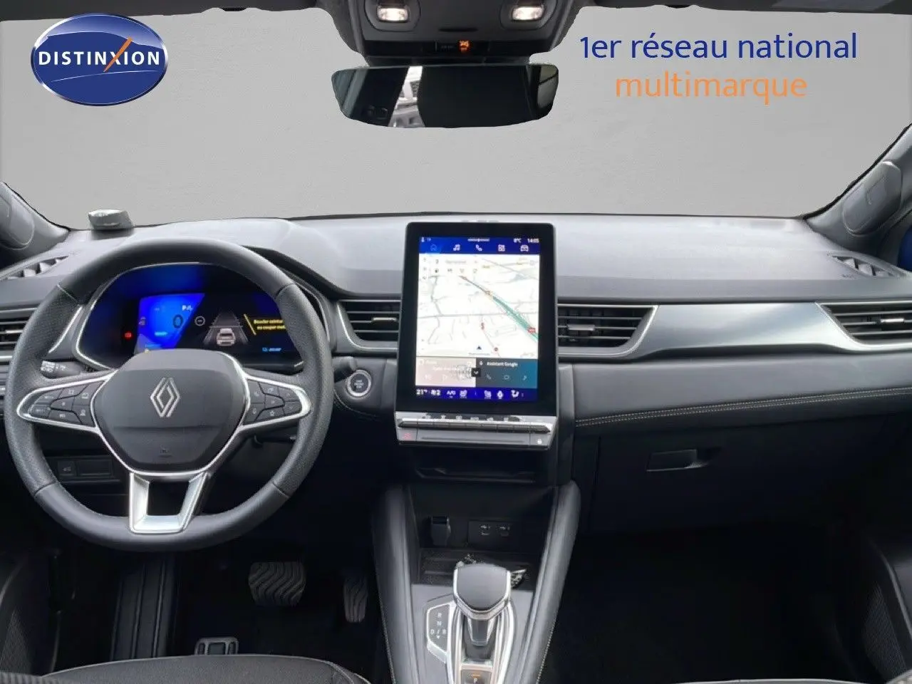 Vue intérieure avant du tableau de bord de la Renault Symbioz E-Tech Full Hybrid 2025 avec écran tactile central et volant multifonction.
