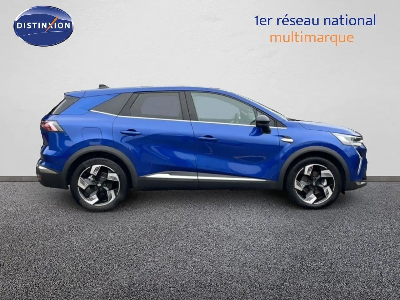 Vue de profil droit du Renault Symbioz E-Tech Full Hybrid 145ch Iconic en bleu Iron Metal avec jantes bi-ton.