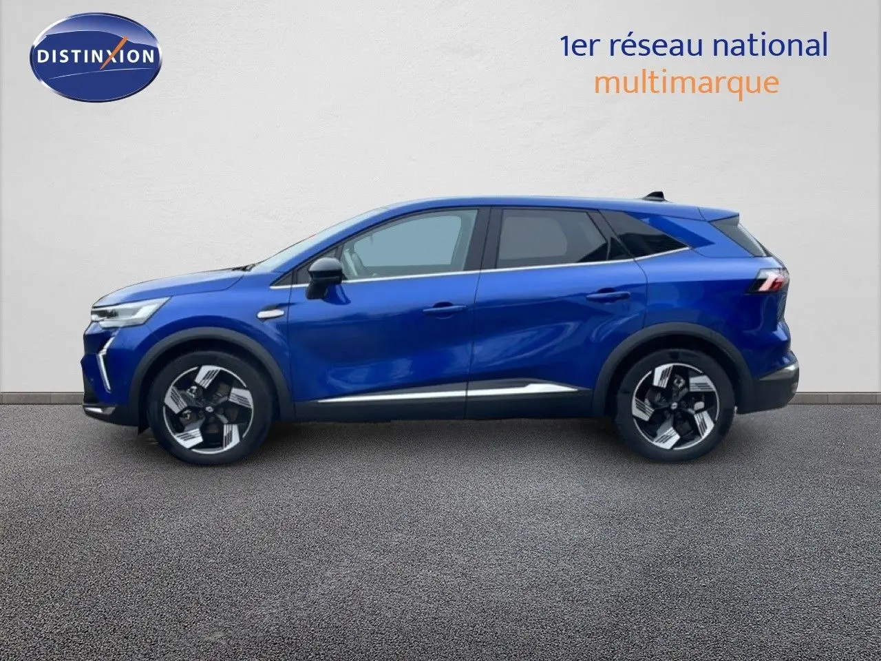 Profil droit du Renault Symbioz E-Tech Full Hybrid 145ch Iconic en bleu Iron Metal, avec jantes bi-ton et lignes modernes.
