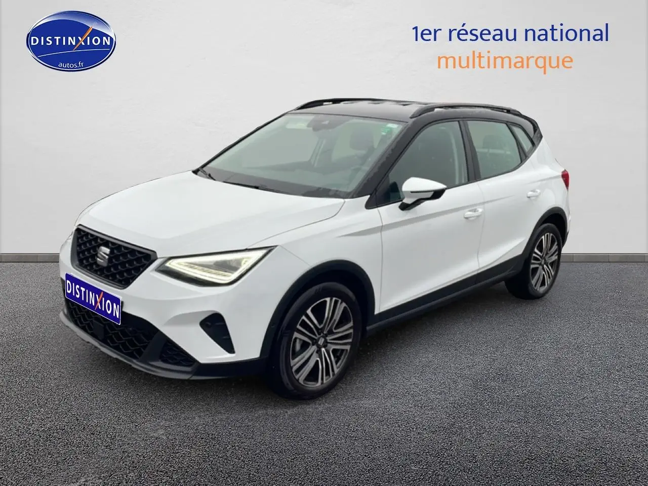 SEAT Arona blanc Nevada avec toit noir, vue 3/4 avant droit, jantes 17 pouces Urban Design visibles.