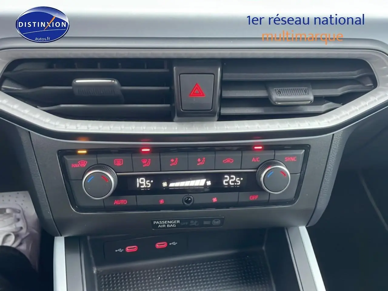 Vue rapprochée de la console centrale du SEAT Arona blanc Nevada, affichant la climatisation automatique bi-zone.