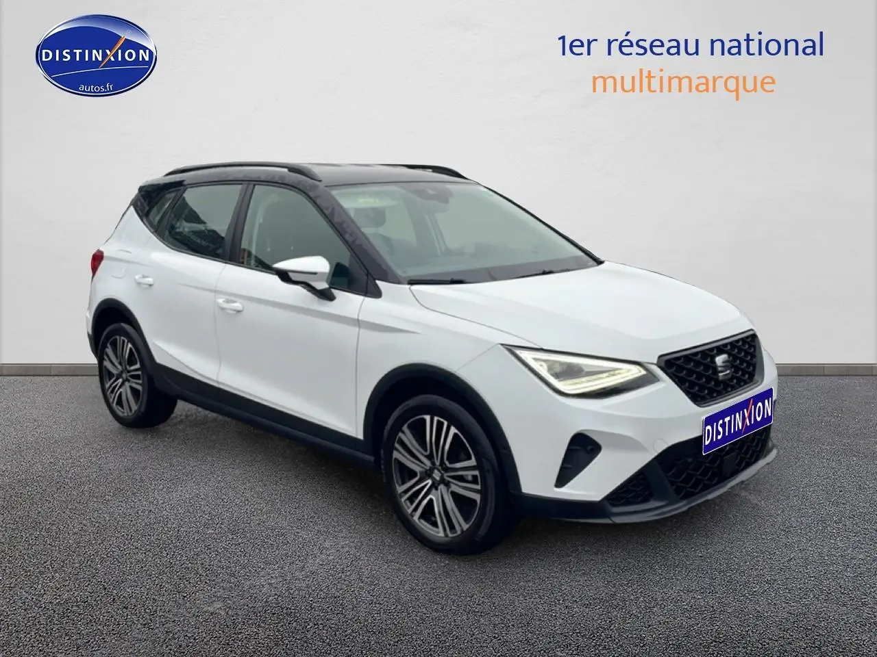 SEAT Arona blanc Nevada avec toit noir, vue 3/4 avant droit mettant en valeur les jantes 17 pouces Urban Design.