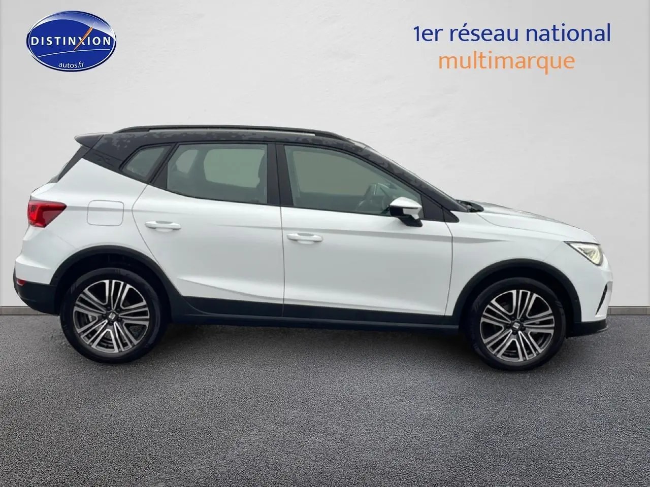 SEAT Arona blanc Nevada avec toit noir, vue de profil côté gauche, jantes 17 pouces Urban Design.