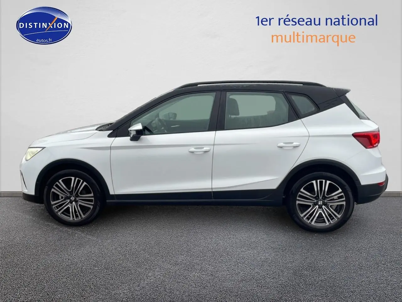 SEAT Arona blanc Nevada toit noir vu de profil côté gauche avec jantes 17 pouces Urban Design.