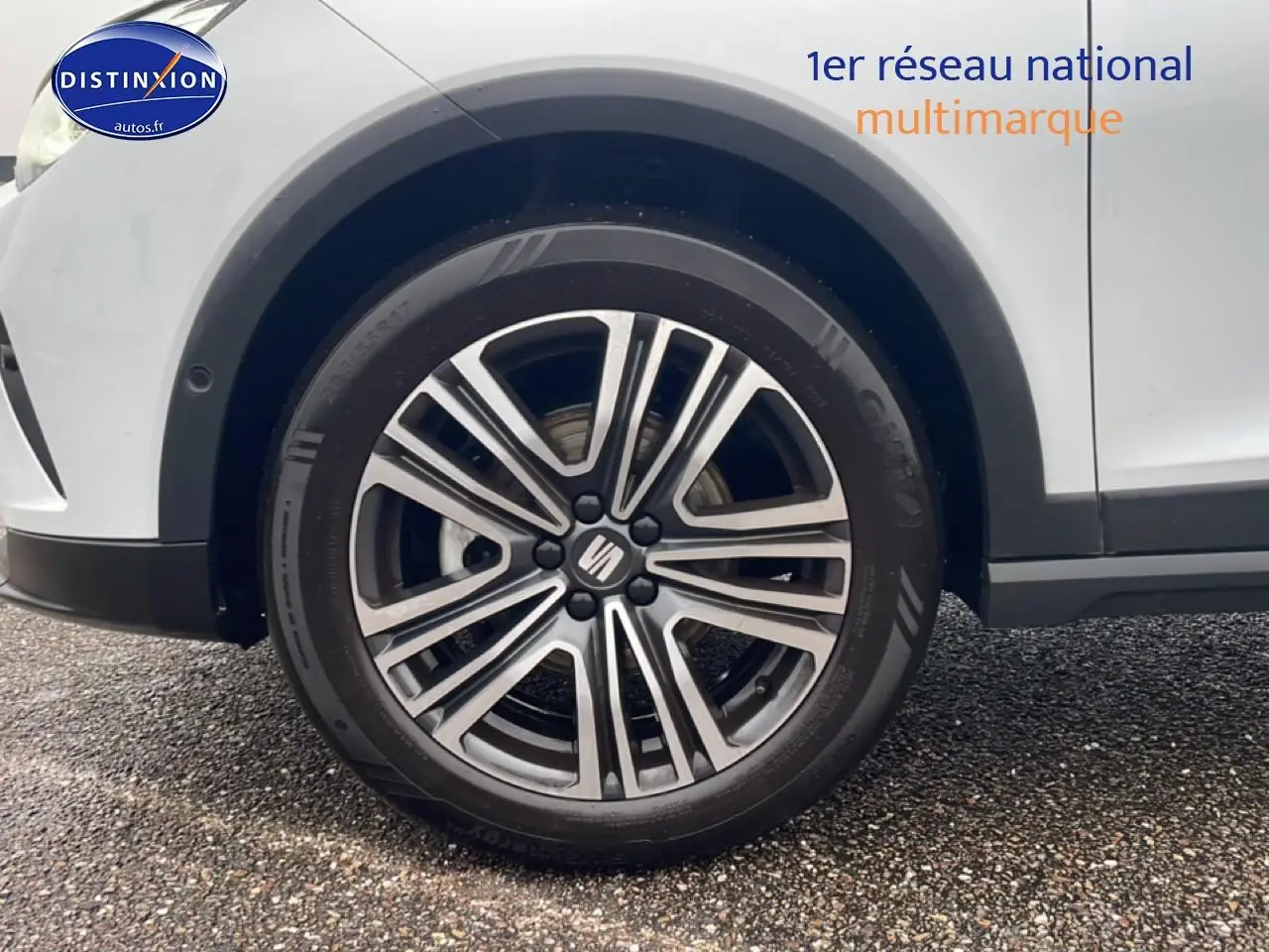 Gros plan sur la roue avant droite d’un SEAT Arona blanc Nevada avec jante 17 pouces Urban Design.