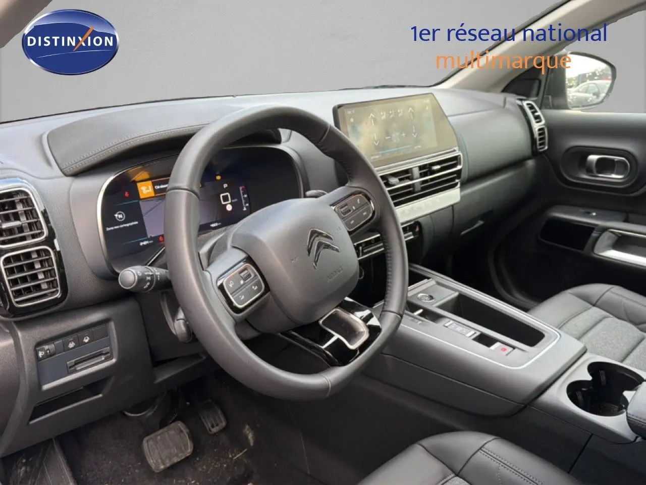 Vue intérieure côté conducteur du Citroën C5 Aircross gris platinium, avec tableau de bord numérique et volant multifonction cuir.