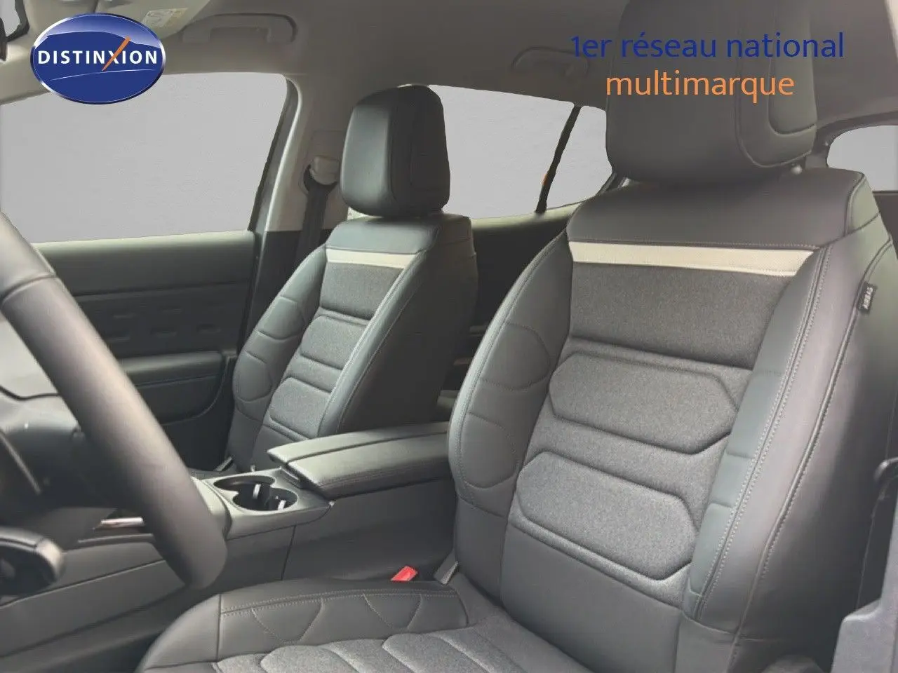 Vue intérieure montrant les sièges avant en tissu gris et cuir noir du Citroën C5 Aircross 2025, finition haut de gamme.