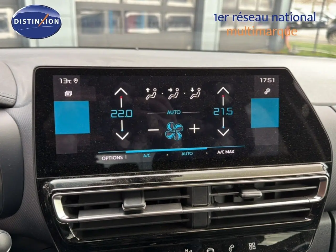 Vue rapprochée de l’écran tactile de climatisation du Citroën C5 Aircross gris platinium, affichant les réglages de température.