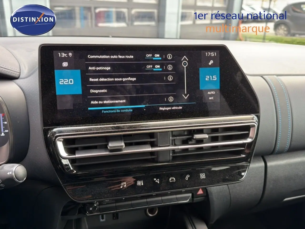 Vue rapprochée de l’écran tactile central et des aérateurs du tableau de bord du Citroën C5 Aircross gris platinium.