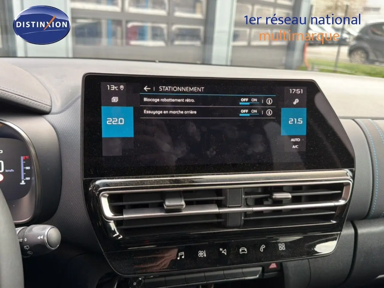 Vue intérieure du tableau de bord de la Citroën C5 Aircross 2025, écran tactile affichant les réglages de stationnement et climatisation.