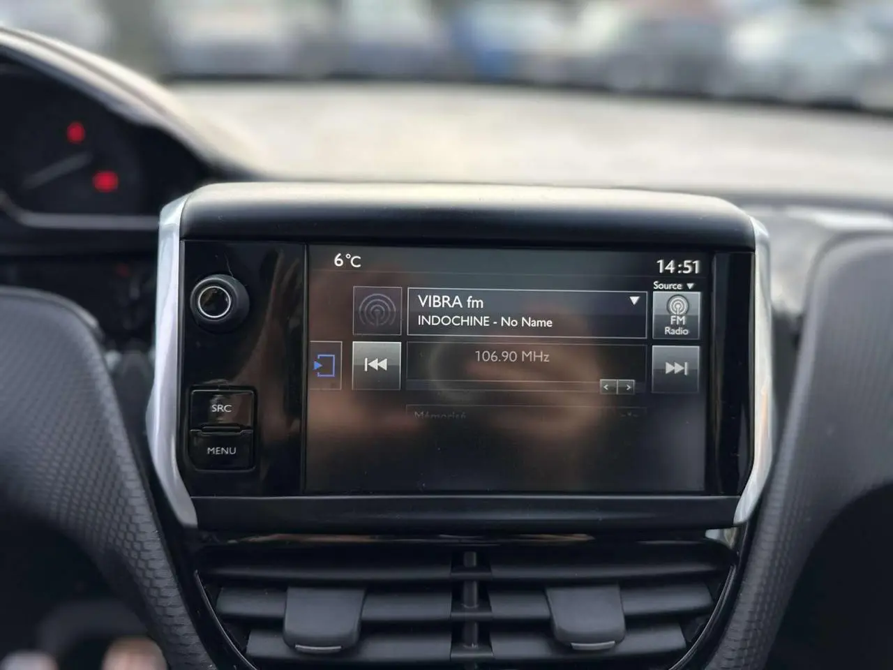 Écran tactile central du Peugeot 2008 Crossway 2016 affichant la radio FM, vue intérieure frontale.