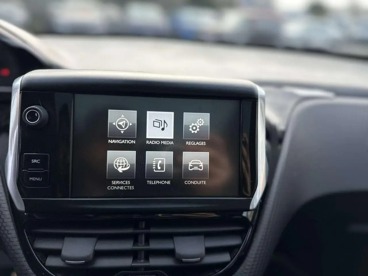 Écran tactile 7 pouces du tableau de bord du Peugeot 2008 gris foncé, affichant les menus navigation et médias.