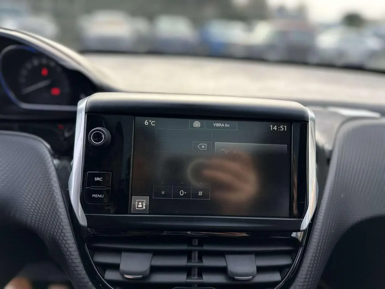 Vue rapprochée de l’écran tactile 7 pouces et de la console centrale du Peugeot 2008 Crossway gris foncé.
