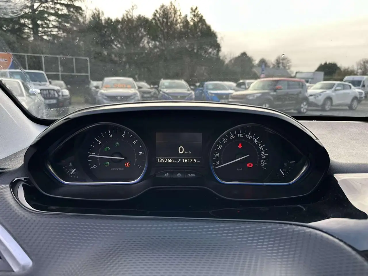 Vue rapprochée du combiné d'instruments de la Peugeot 2008 gris foncé, affichant le compteur et le compte-tours.